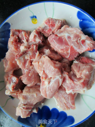 大丰收（排骨炖土豆玉米豆角）的做法步骤：1