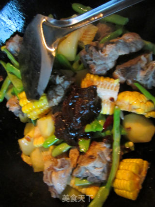 大丰收（排骨炖土豆玉米豆角）的做法步骤：9