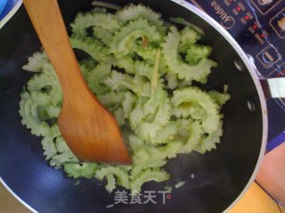 花蛤煮苦瓜的做法步骤：3