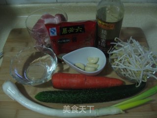 老北京炸酱面的做法步骤：1