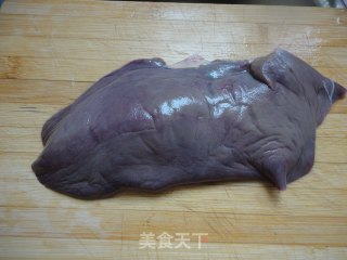韭菜炒猪肝的做法步骤：1