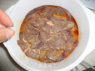韭菜炒猪肝的做法步骤：2