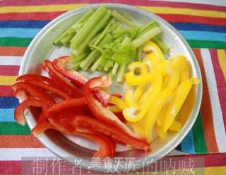 彩椒炒牛柳的做法步骤：2