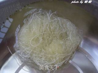 快手早餐——韭菜肉丸煮米粉的做法步骤：2