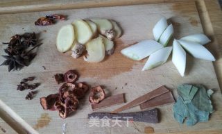 卤蛋冰糖酱肘子的做法步骤：2