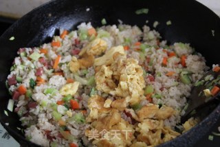 香肠彩蔬炒饭的做法步骤：3