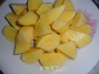 土豆烧肉的做法步骤：1