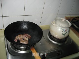 莲藕排骨汤的做法步骤：2