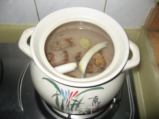 莲藕排骨汤的做法步骤：4
