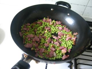 腊肉豌豆煲仔饭的做法步骤：9