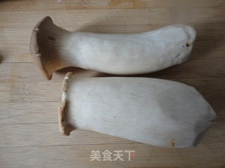 杏鲍菇炒香肠的做法步骤：1