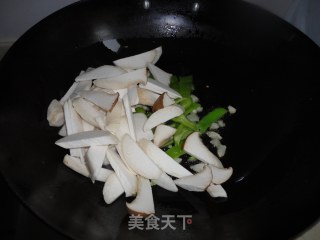 杏鲍菇炒香肠的做法步骤：5