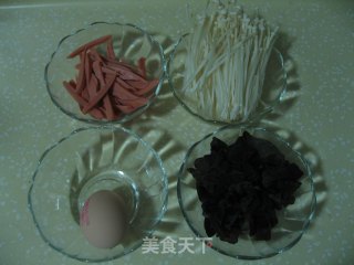 金针木耳拌火腿的做法步骤：1