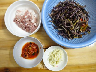 蕨菜炒花肉的做法步骤：1