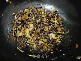 蕨菜炒花肉的做法步骤：8