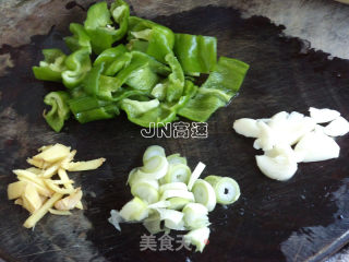 少油版东北家常菜——酱香地三鲜的做法步骤：2