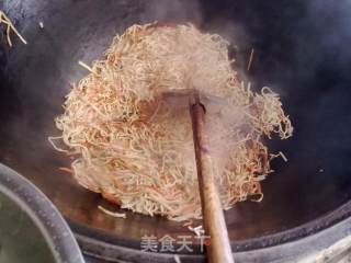 素炒豆腐皮的做法步骤：3