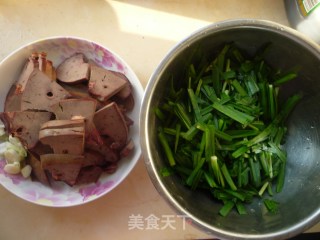 韭菜炒羊肝的做法步骤：1
