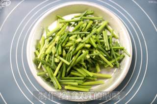 韭菜花炒鸡蛋的做法步骤：2