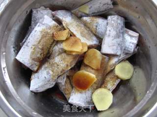 香酥带鱼的做法步骤：2