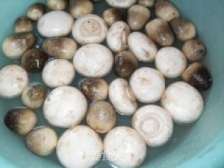肉片炒双菇的做法步骤：1