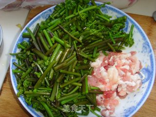 蕨菜炒肉的做法步骤：2