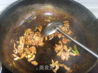 蕨菜炒肉的做法步骤：3
