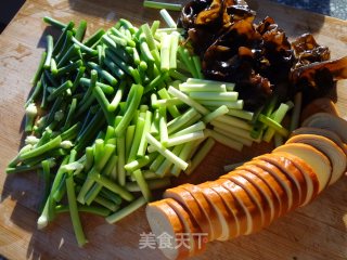 蒜苔木耳的做法步骤：1