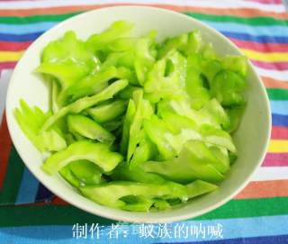豆豉鲮鱼炒苦瓜的做法步骤：1