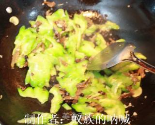 豆豉鲮鱼炒苦瓜的做法步骤：5