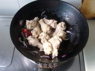 番茄红烩肉翅根的做法步骤：4