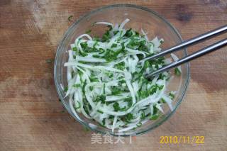 蒜香萝卜雀蛋饼的做法步骤：7