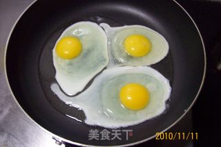 香葱焖烤荷包蛋的做法步骤：1
