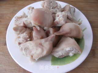 猪脚红烧地蛋的做法步骤：2