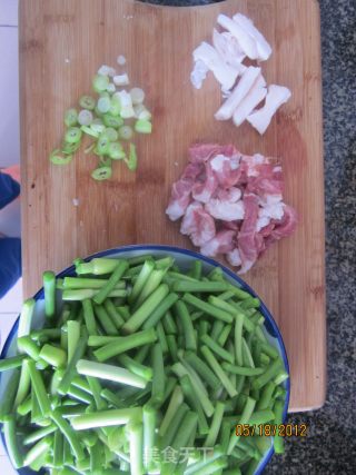 家常小菜肉丝蒜薹的做法步骤：1