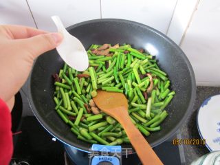 家常小菜肉丝蒜薹的做法步骤：9