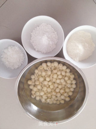 拔丝莲子的做法步骤：1