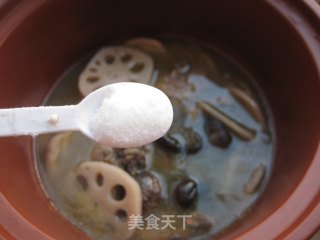 莲藕香菇鲜鸡汤的做法步骤：6