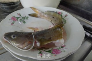 清蒸芝麻剑鱼（淡水河鱼上佳鱼类）的做法步骤：2