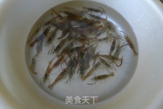 河虾（小沼虾）炒芒果的做法步骤：1