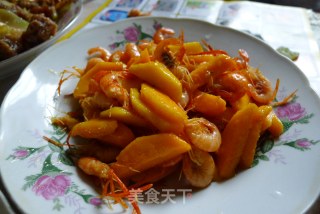 河虾（小沼虾）炒芒果的做法步骤：4