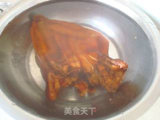 苦瓜炒腊猪耳朵的做法步骤：2