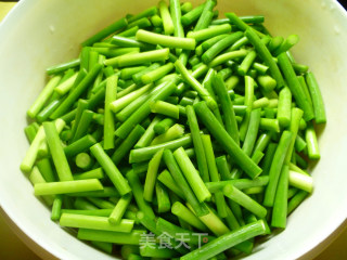 野猪腊肉炒蒜苔的做法步骤：2