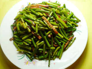 野猪腊肉炒蒜苔的做法步骤：3