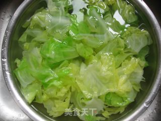 炝拌绿甘蓝的做法步骤：1