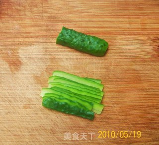 糖醋黄瓜草青鱼的做法步骤：2