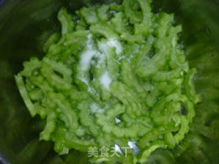去除苦味三步走——清炒苦瓜的做法步骤：3
