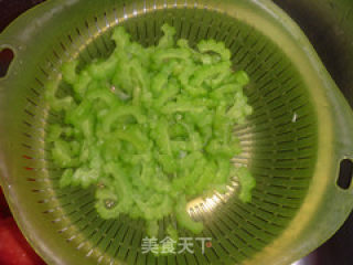 去除苦味三步走——清炒苦瓜的做法步骤：5