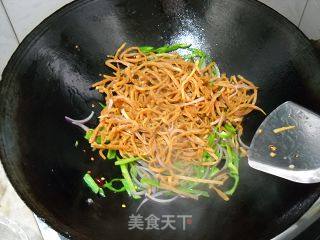 葱爆鱿鱼丝的做法步骤：6