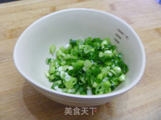 【简单制作的花样饼】多层烙饼技巧---多层葱花烙饼的做法步骤：2